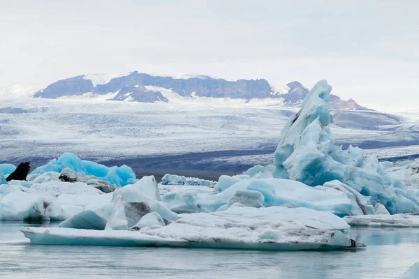 Icebergs na água, lago glacial Jokulsarlon, Islândia — Fotografia de Stock