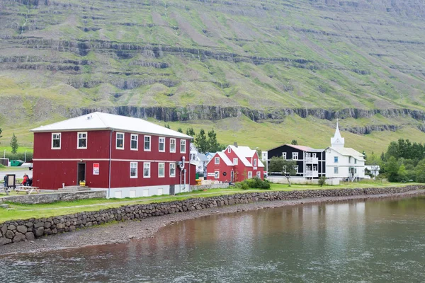セイディスフィヨルドゥル装飾された家クローズアップ、アイスランドのランドマーク ストック写真