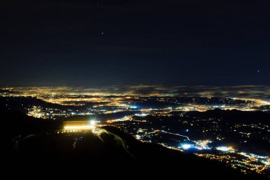 Düz sis, yumuşak ışık tarafından kısmen kapalı ışıklı