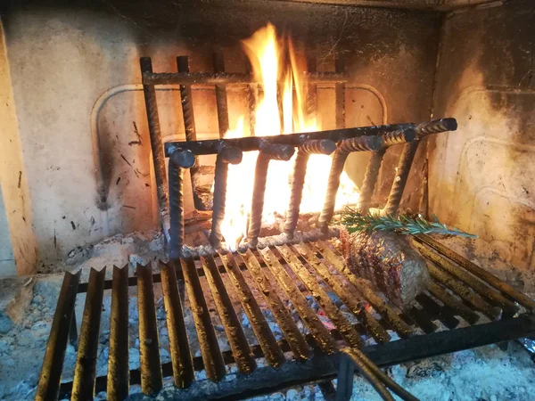 暖炉で焼き肉 — ストック写真