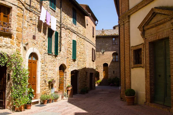 Glimp van een middeleeuws Toscaans dorp, Italië — Stockfoto