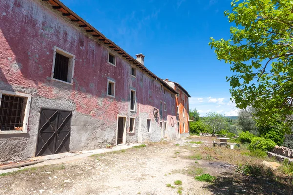 Quinta abandonada nas colinas de Valpolicella, Itália — Fotografia de Stock