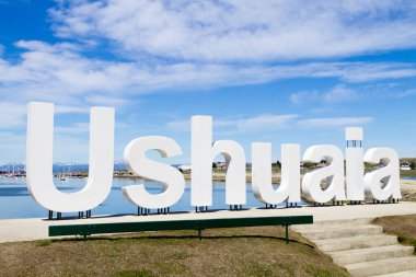 Ushuaia dönüm noktası. Ushuaia beyaz harflerle yazılmış