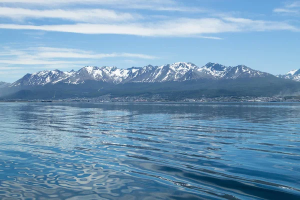 Paisaje urbano de Ushuaia desde el canal Beagle, Argentina paisaje — Foto de Stock