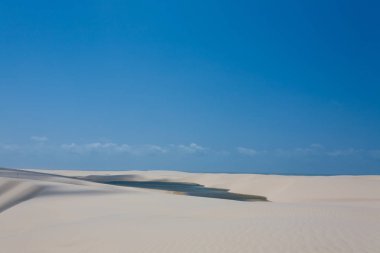 Beyaz kum tepeleri panorama Lencois Maranhenses Milli Parkı '