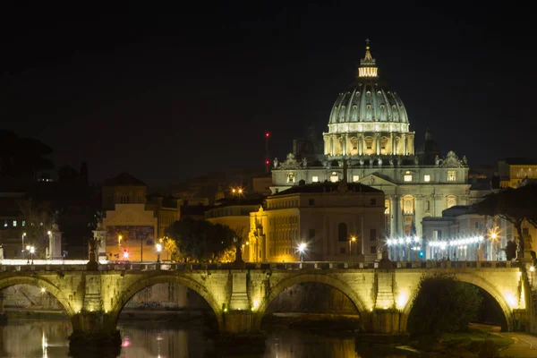Roma gece sahnesi, arka planda bazilika ile Tevere nehri — Stok fotoğraf