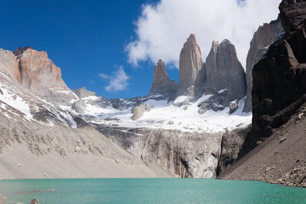 Torres del Paine pieken weergave, Chili landmark — Stockfoto