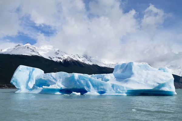 Navigatie op het Argentino meer, landschap in Patagonië, Argentinië — Stockfoto