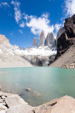 Torres del Paine doruklarına görünümü, Şili Simgesel Yapı