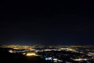 Düz sis, yumuşak ışık tarafından kısmen kapalı ışıklı