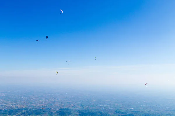 Paraglider på Blue Sky, Borso del Grappa, Italien — Stockfoto