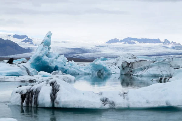 Góry lodowe na wodzie, polodowcowe jezioro Jokulsarlon, Islandia — Zdjęcie stockowe