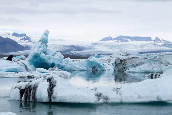 Icebergs na água, lago glacial Jokulsarlon, Islândia — Fotografia de Stock