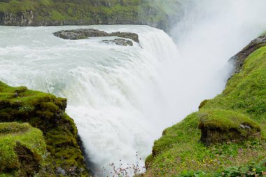 Yaz sezonu görünümünde, İzlanda Gullfoss düşüyor