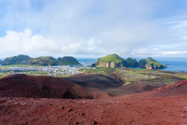 Heimaey stad antenn utsikt från Eldfell vulkan. — Stockfoto