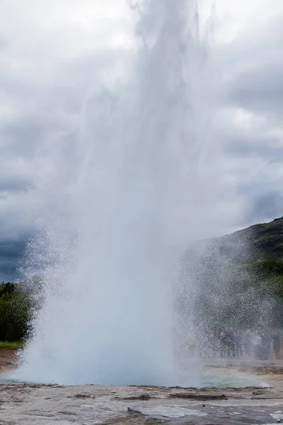 ストロククルガイザー噴火。ガイシルガイザービュー, アイスランド — ストック写真
