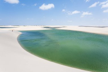 Beyaz kum tepeleri panorama Lencois Maranhenses Milli Parkı '