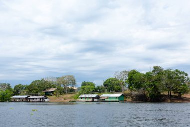 Amazonas Nehri boyunca evleri. Brezilyalı panorama