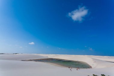 Beyaz kum tepeleri panorama Lencois Maranhenses Milli Parkı '