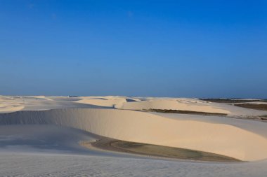 Beyaz kum tepeleri panorama Lencois Maranhenses Milli Parkı '