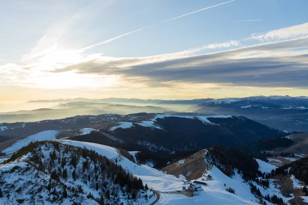 Paesaggio montano con cielo drammatico, Alpi — Foto Stock