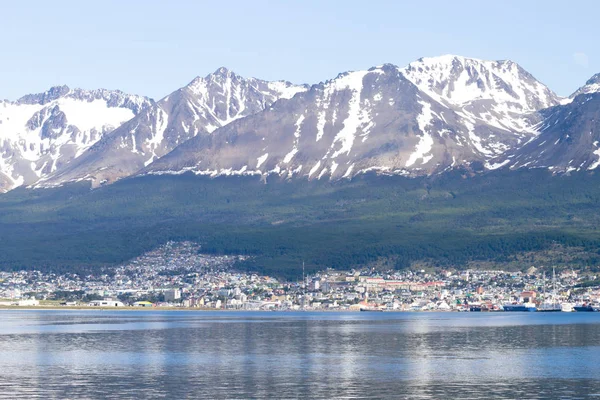 Paisaje urbano de Ushuaia desde el canal Beagle, Argentina paisaje —  Fotos de Stock