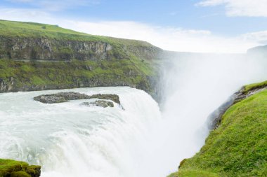 Yaz sezonu görünümünde, İzlanda Gullfoss düşüyor