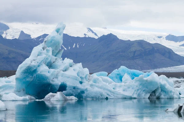 Jéghegyek a víz, Jokulsarlon gleccsertó, Izland — Stock Fotó