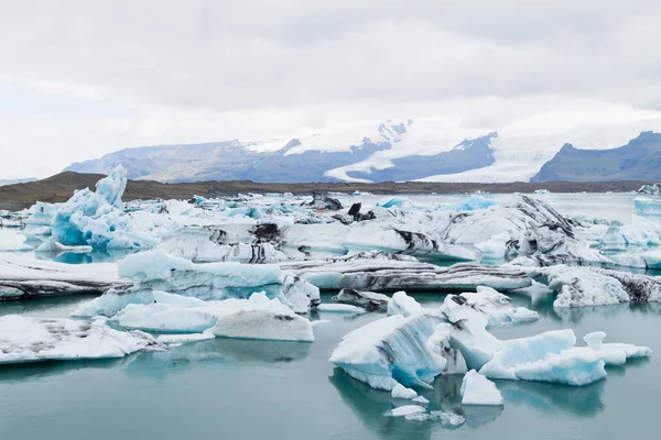 Buzdağları su, Jokulsarlon buzul Gölü, İzlanda — Stok fotoğraf