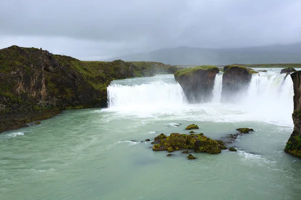 Godafoss cai na vista da temporada de verão, Islândia — Fotografia de Stock