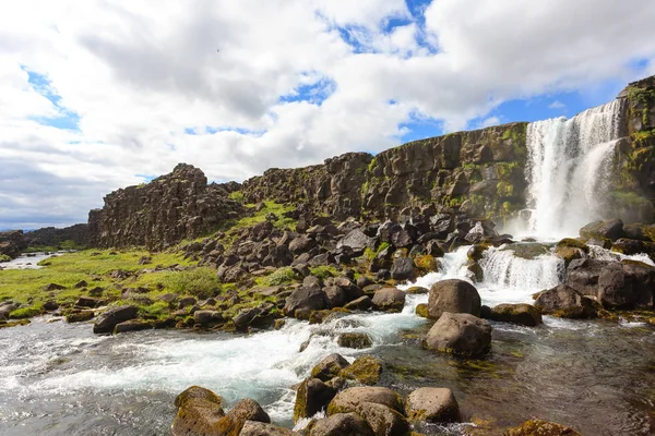 Oxararfoss vattenfall sommaren dagsvy, Thingvellir, Island — Stockfoto