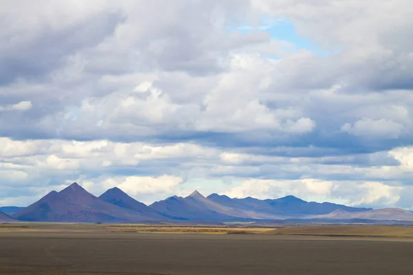 Desolate landschap langs centrale hooglanden van IJsland. — Stockfoto