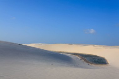 Beyaz kum tepeleri panorama Lencois Maranhenses Milli Parkı '