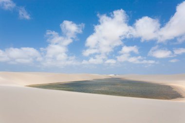 Beyaz kum tepeleri panorama Lencois Maranhenses Milli Parkı '