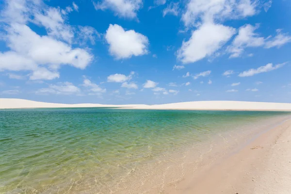 Witte zandduinen panorama van Lencois Maranhenses National Park — Stockfoto