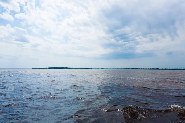 Incontro delle Acque. La confluenza dei fiumi brasiliani da Manaus — Foto Stock