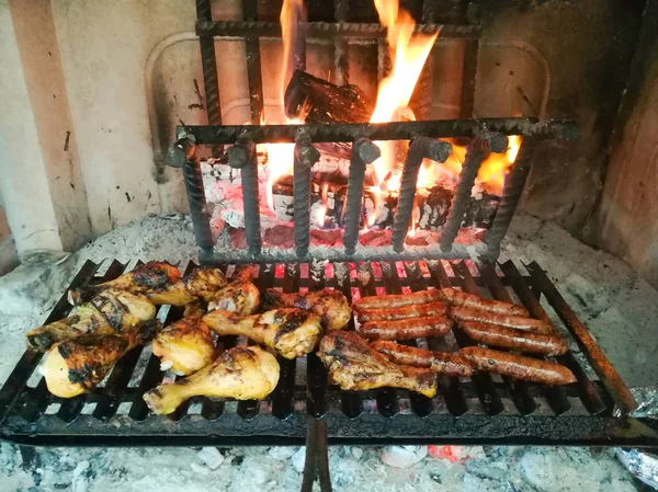 Viande grillée sur cheminée — Photo