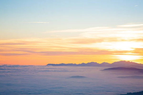 日没で山のシルエット — ストック写真