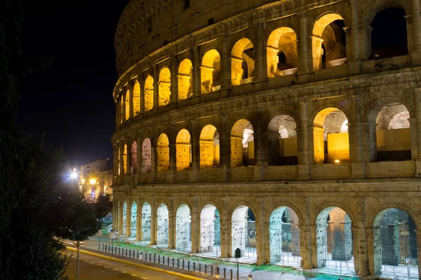 Coliseu vista noturna, Roma marco, Itália — Fotografia de Stock