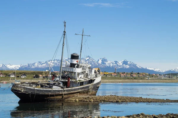 Barco playero en puerto de Ushuaia, Argentina paisaje — Foto de Stock
