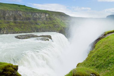 Yaz sezonu görünümünde, İzlanda Gullfoss düşüyor