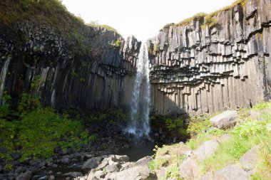 Yaz sezonu görünümünde, İzlanda Svartifoss düşüyor