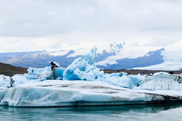 Jéghegyek a víz, Jokulsarlon gleccsertó, Izland — Stock Fotó