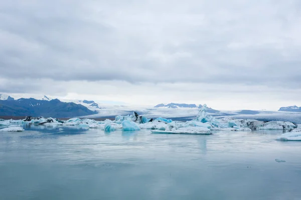 Icebergs on water, Lago Glaciar Jokulsarlon, Islandia —  Fotos de Stock
