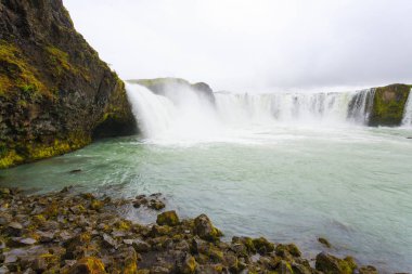 Yaz sezonu görünümünde, İzlanda Godafoss düşüyor