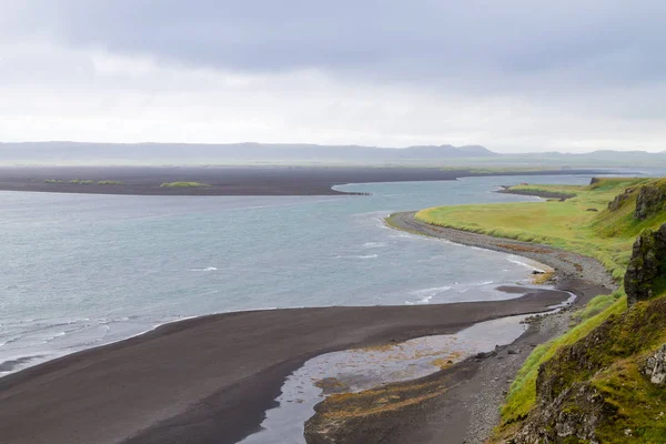 冰岛 Hvitserkur 海堆。黑色沙滩 — 图库照片