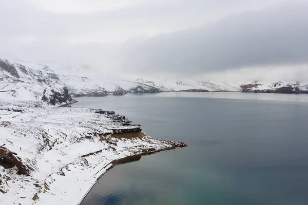 アスキヤ、中央のランドマークでアイスランドの Oskjuvatn 湖 — ストック写真