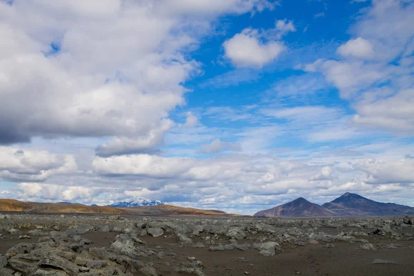 Trostlose Landschaft entlang des zentralen Hochlandes von Island. — Stockfoto