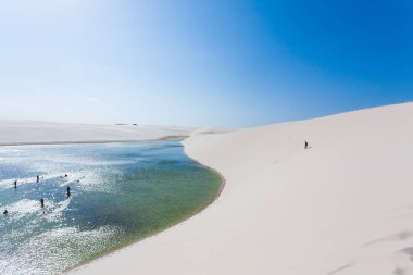 Beyaz kum tepeleri panorama Lencois Maranhenses Milli Parkı '
