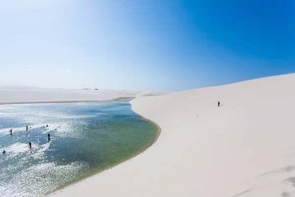 Panorama di dune di sabbia bianca dal Parco Nazionale Lencois Maranhenses Fotografia Stock